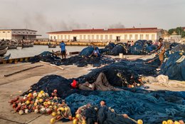 Accra;-Ghana;-Jamestown;-fishing-harbour;-quay;-nets;-floats;-fishermen;-rest;-port-infrastructure;-Sino-Ghanaian-cooperation;-Chinese-aid;-artisanal-fishing;-fishing-community;-daily-life;-Gulf-of-Guinea;-West-Africa;-historic-district;-documentary-photography;-Kaleidos;-Kaleidos-images;-La-parole-à-limage;-Stories-Pictures;-Tarek-Charara